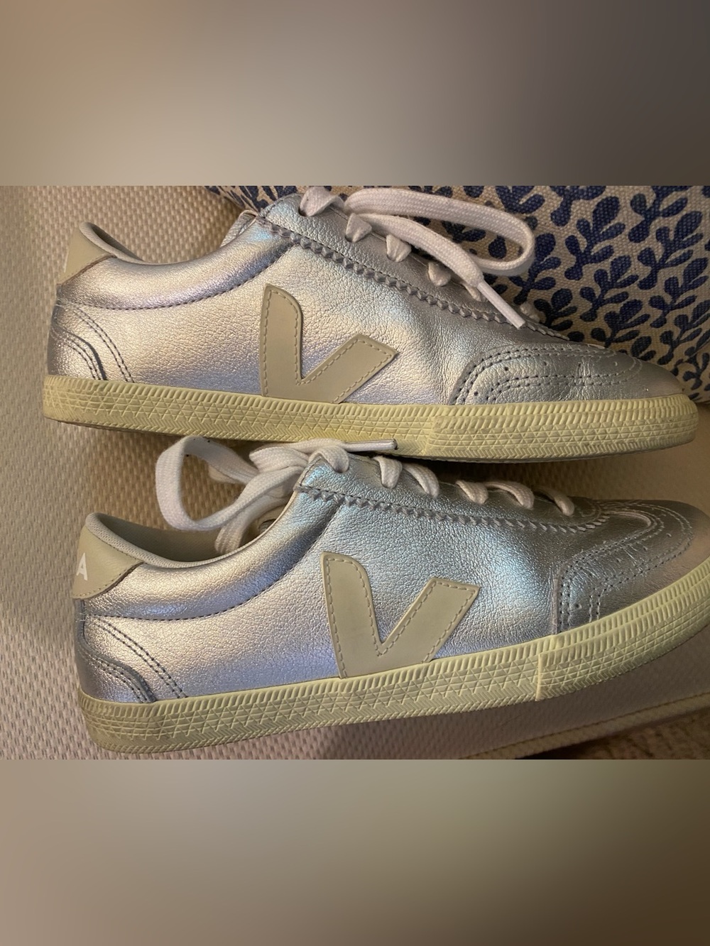Veja Size 6 Sneakers - Picture 7 of 9